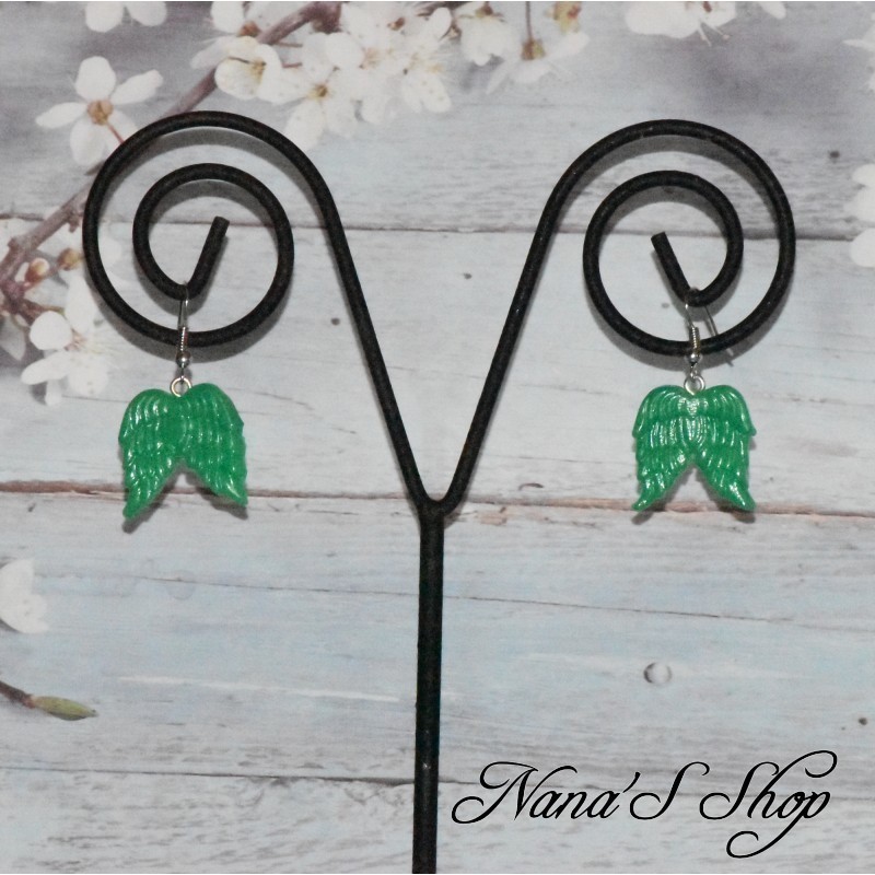 Boucles d'oreilles ailes d'ange, en pâte polymère, coloris vert. Boucles d'oreilles ailes d'ange, en pâte polymère, coloris vert.
