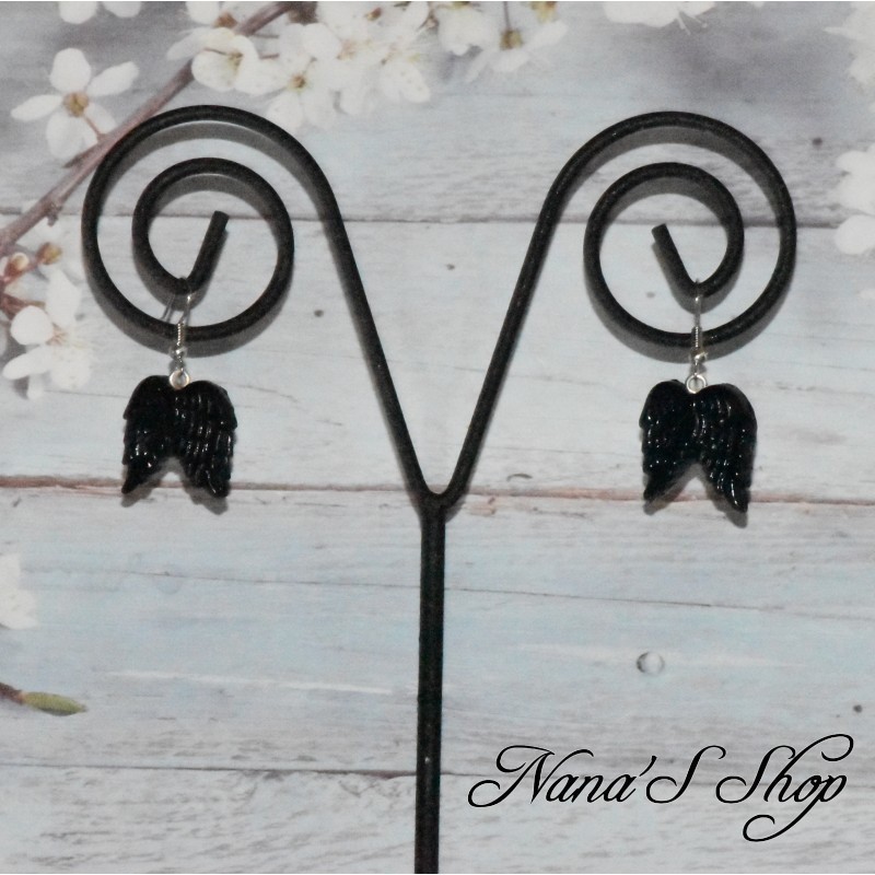 Boucles d'oreilles ailes d'ange, en pâte polymère, coloris noir. Boucles d'oreilles ailes d'ange, en pâte polymère, coloris noir.