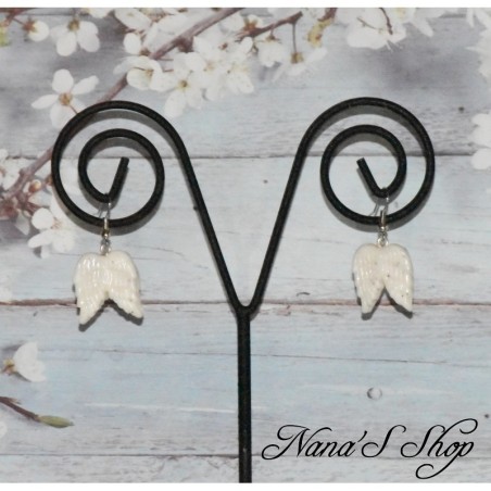 Boucles d'oreilles ailes d'ange, en pâte polymère, coloris blanc. Boucles d'oreilles ailes d'ange, en pâte polymère, coloris blanc.
