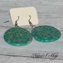 Boucles d'oreilles rondes, en pâte polymère, coloris vert et gris.