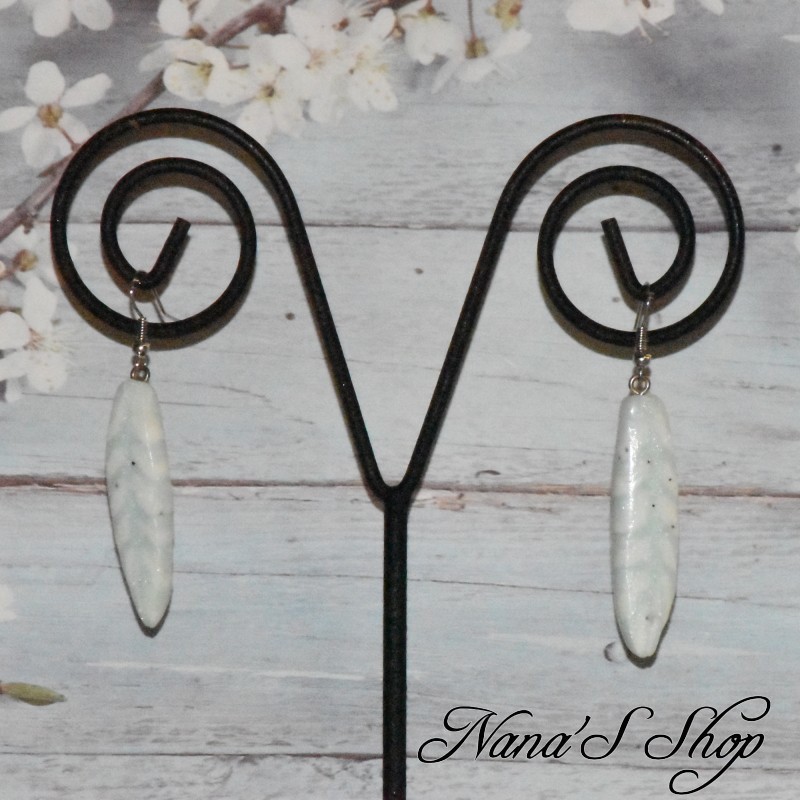 Boucles d'oreilles forme plume, en pâte polymère, coloris blanc et bleu.