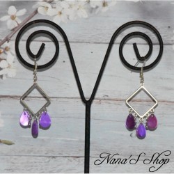 Boucle d'oreilles fantaisie, losange et gouttes en nacre, coloris violet.