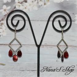 Boucle d'oreilles fantaisie, losange et gouttes en nacre, coloris bordeaux.