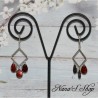 Boucle d'oreilles fantaisie, losange et gouttes en nacre, coloris bordeaux.
