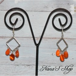 Boucle d'oreilles fantaisie, losange et gouttes en nacre, coloris orange.