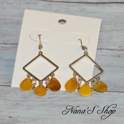 Boucle d'oreilles fantaisie, losange et gouttes en nacre, coloris jaune.