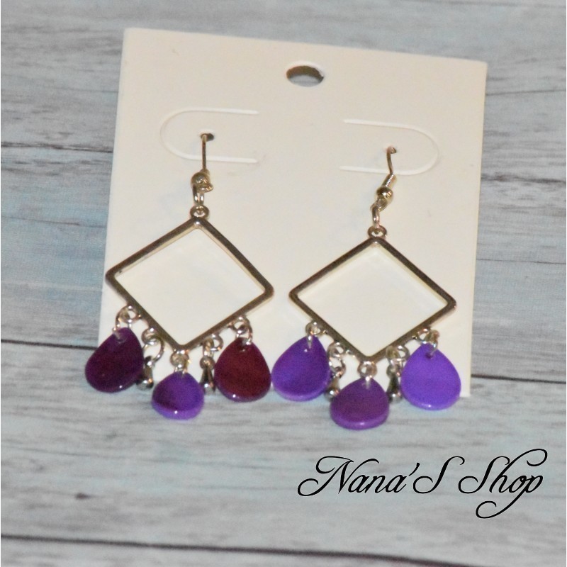 Boucle d'oreilles fantaisie, losange et gouttes en nacre, coloris violet.