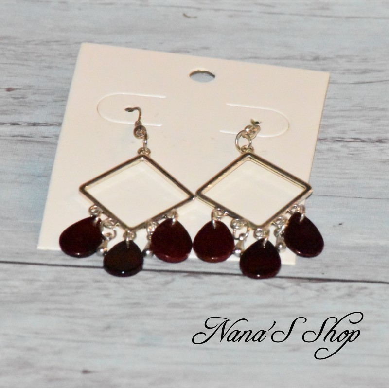 Boucle d'oreilles fantaisie, losange et gouttes en nacre, coloris bordeaux. Boucle d'oreilles fantaisie, losange et gouttes en nacre, coloris bordeaux.
