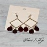 Boucle d'oreilles fantaisie, losange et gouttes en nacre, coloris bordeaux.