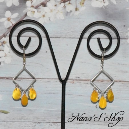 Boucle d'oreilles fantaisie, losange et gouttes en nacre, coloris jaune.