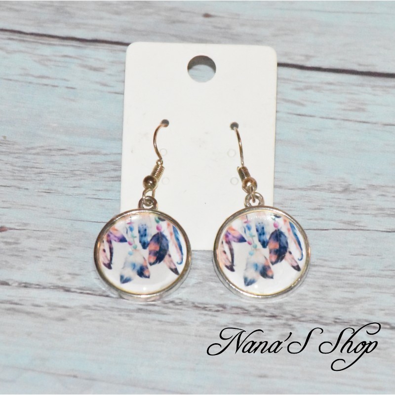 Boucles d'oreilles cabochons plumes, petit modèle, coloris multicolore. Boucles d'oreilles cabochons plumes, petit modèle, coloris multicolore.