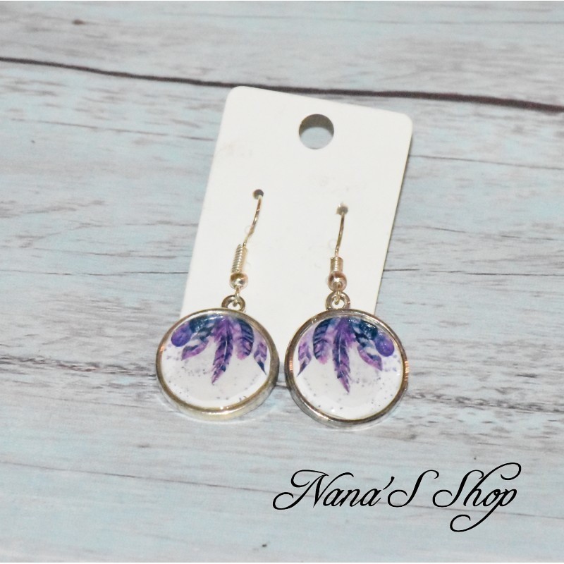 Boucles d'oreilles cabochons plumes, petit modèle, coloris violet. Boucles d'oreilles cabochons plumes, petit modèle, coloris violet.