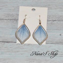 Boucles d'oreilles péruvienne, tissage forme feuille, coloris bleu ciel.