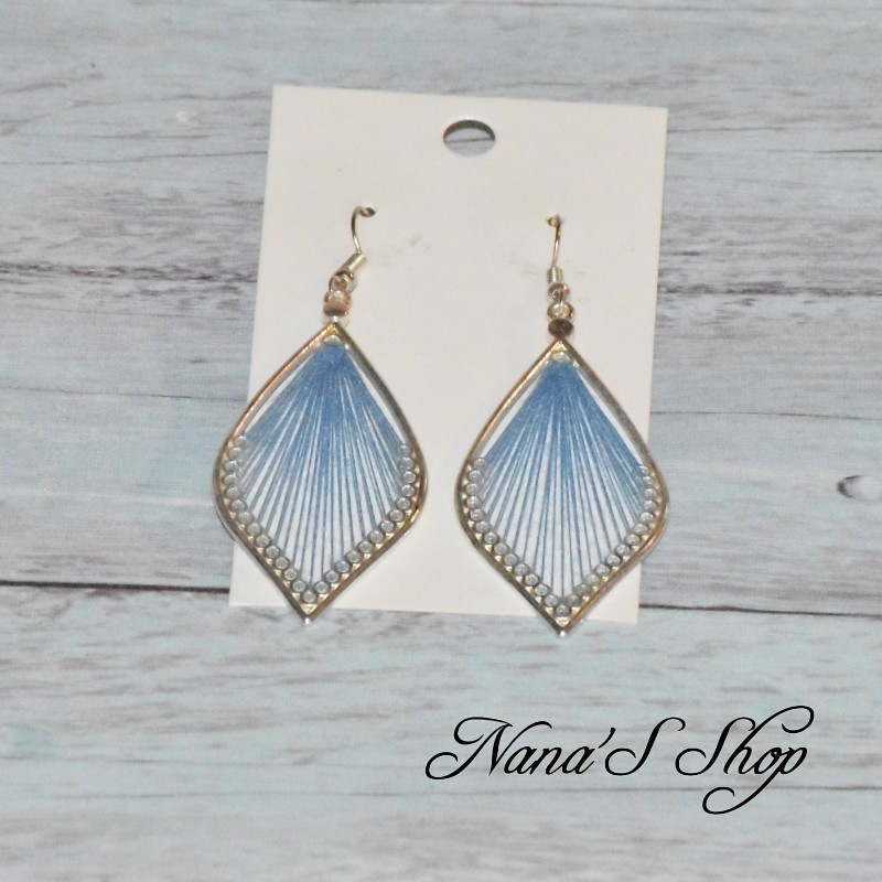 Boucles d'oreilles péruvienne, tissage forme feuille, coloris bleu ciel. Boucles d'oreilles péruvienne, tissage forme feuille, coloris bleu ciel.