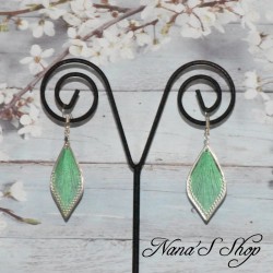 Boucles d'oreilles péruvienne, tissage forme feuille, coloris vert.