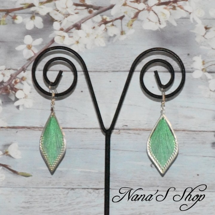 Boucles d'oreilles péruvienne, tissage forme feuille, coloris vert.