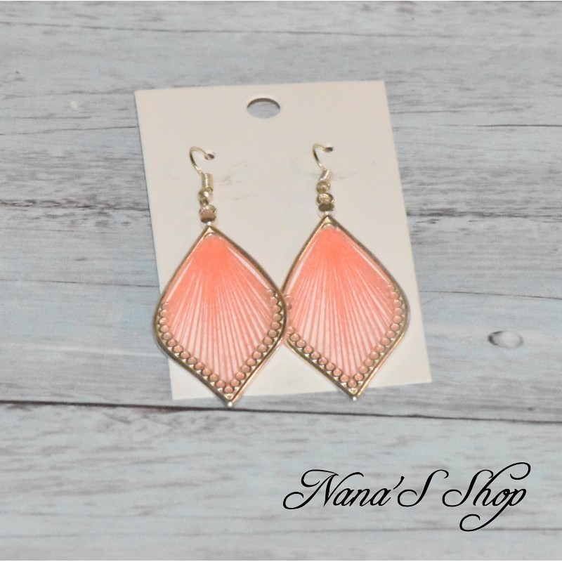 Boucles d'oreilles péruvienne, tissage forme feuille, coloris corail. Boucles d'oreilles péruvienne, tissage forme feuille, coloris corail.