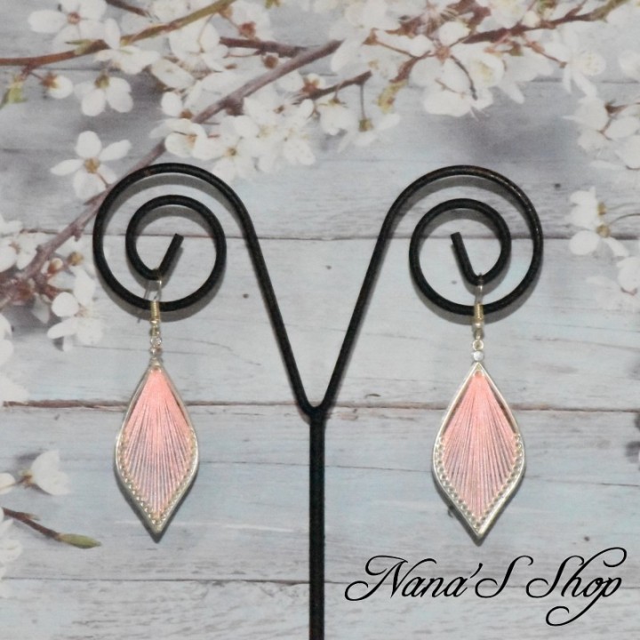 Boucles d'oreilles péruvienne, tissage forme feuille, coloris corail.