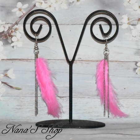Boucles d'oreilles plumes et chaînettes, coloris rose.
