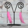 Boucles d'oreilles plumes et chaînettes, coloris rose.