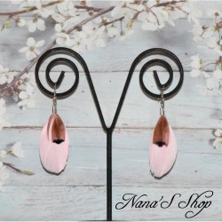 Boucles d'oreilles duo de plumes simple, coloris rose pâle.