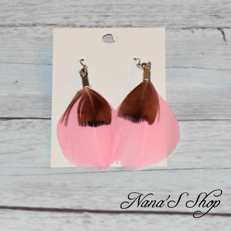 Boucles d'oreilles duo de plumes simple, coloris rose pâle. Boucles d'oreilles duo de plumes simple, coloris rose pâle.