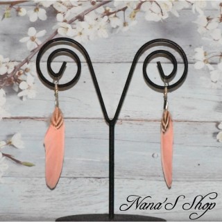 Boucles d'oreilles fantaisie, Plumes, coloris corail.