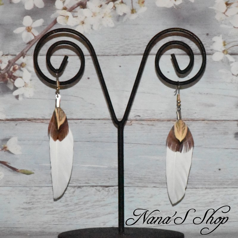 Boucles d'oreilles fantaisie, Plumes, coloris blanc. Boucles d'oreilles fantaisie, Plumes, coloris blanc.