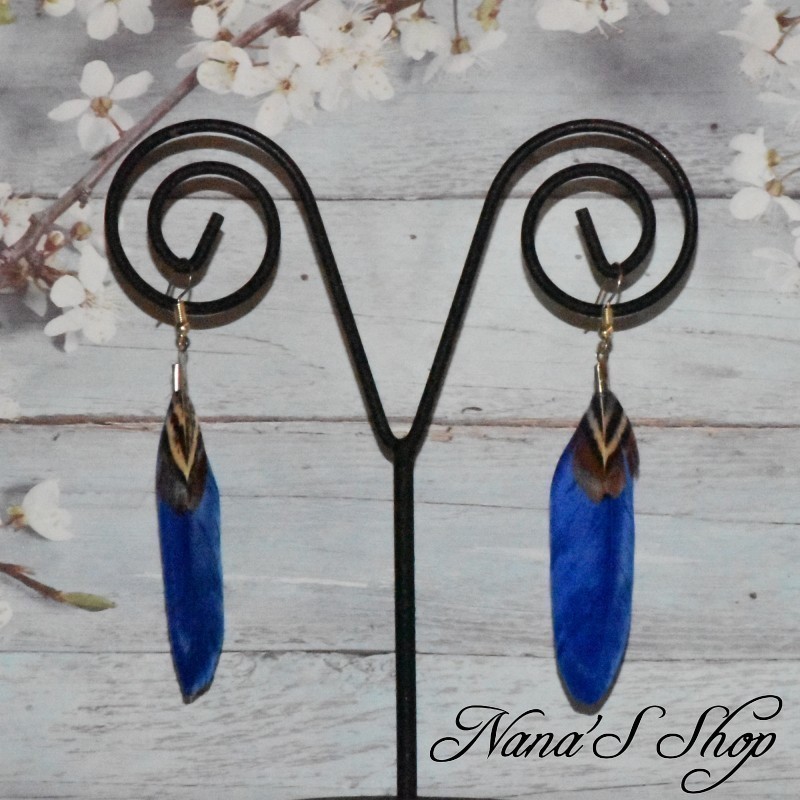 Boucles d'oreilles fantaisie, Plumes, coloris bleu royal. Boucles d'oreilles fantaisie, Plumes, coloris bleu royal.