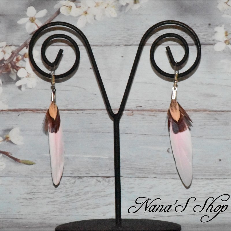 Boucles d'oreilles fantaisie, Plumes, coloris rose pâle. Boucles d'oreilles fantaisie, Plumes, coloris rose pâle.