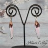 Boucles d'oreilles fantaisie, Plumes, coloris rose pâle.