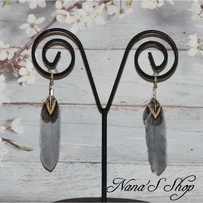 Boucles d'oreilles fantaisie, Plumes, coloris gris.