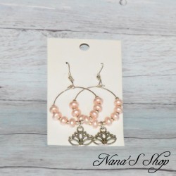 Boucles d'oreilles fantaisie, créoles pendentif Lotus, perles en nacre rose, coloris argent.