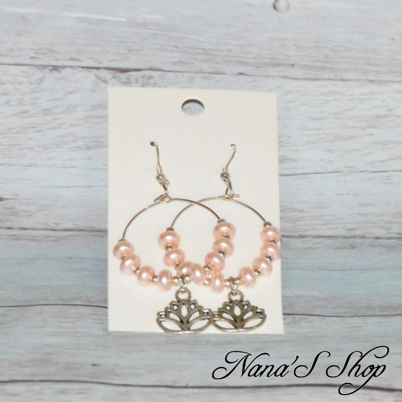 Boucles d'oreilles fantaisie, créoles pendentif Lotus, perles en nacre rose, coloris argent. Boucles d'oreilles fantaisie, créoles pendentif Lotus, perles en nacre rose, coloris argent.
