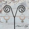 Boucles d'oreilles fantaisie, créoles pendentif Lotus, perles en nacre rose, coloris argent.