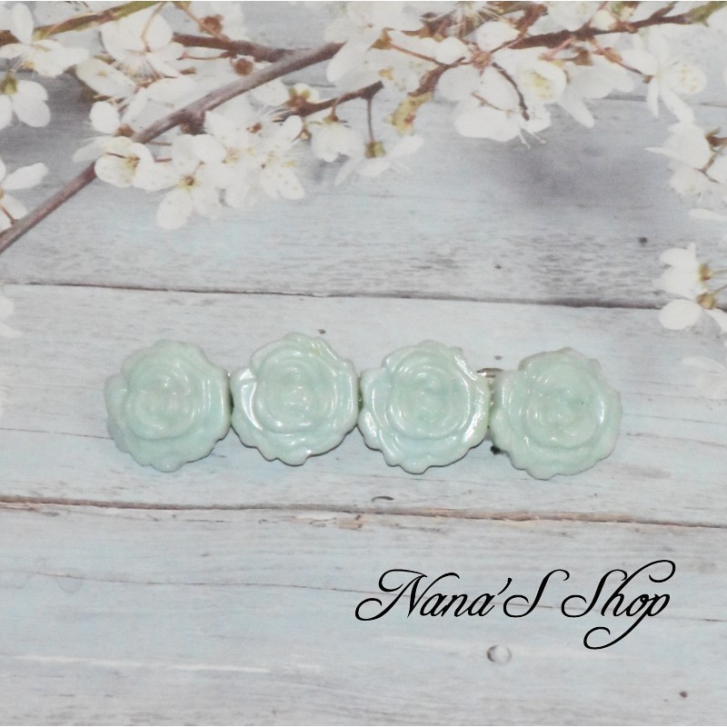 Barrette à cheveux roses en pâte polymère, coloris bleu ciel. Barrette à cheveux roses en pâte polymère, coloris bleu ciel.