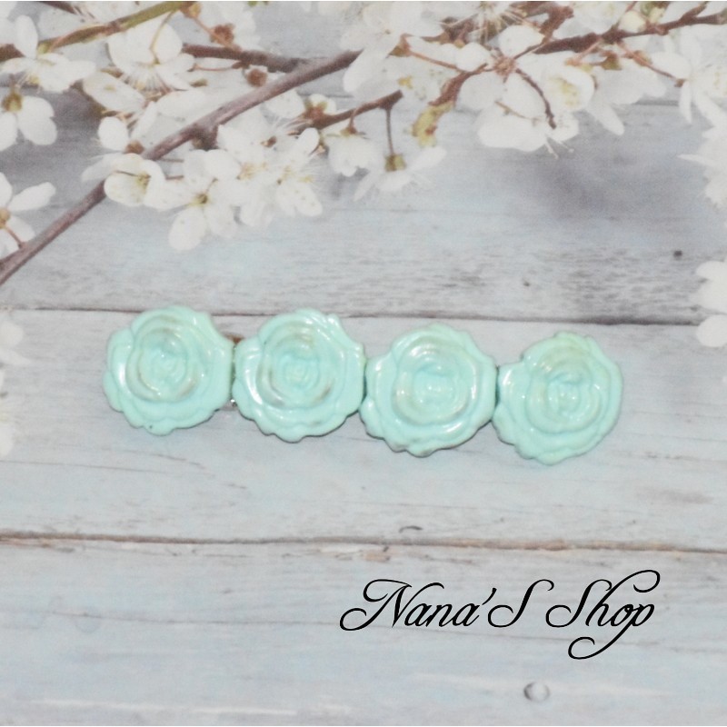 Barrette à cheveux roses en pâte polymère, coloris menthe. Barrette à cheveux roses en pâte polymère, coloris menthe.
