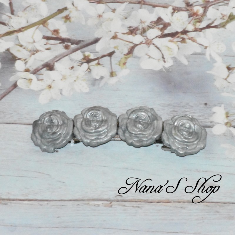 Barrette à cheveux roses en pâte polymère, coloris argenté. Barrette à cheveux roses en pâte polymère, coloris argenté.