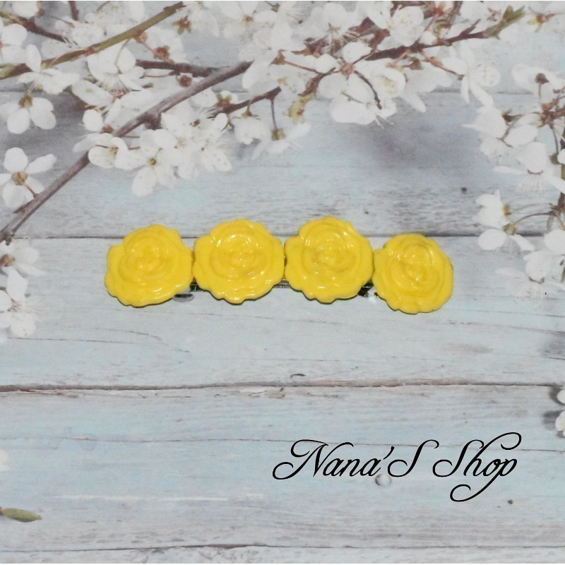 Barrette à cheveux roses en pâte polymère, coloris jaune. Barrette à cheveux roses en pâte polymère, coloris jaune.