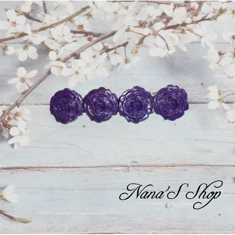 Barrette à cheveux roses en pâte polymère, coloris violet. Barrette à cheveux roses en pâte polymère, coloris violet.