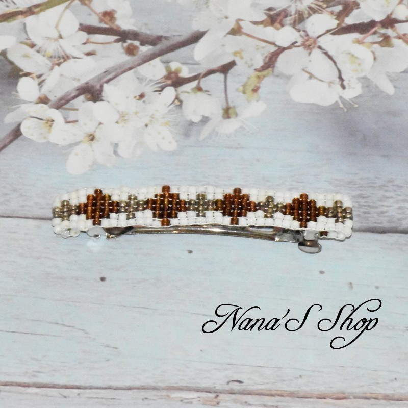 Barrette à cheveux, en perles tissé, blanche, coloris marron. Barrette à cheveux, en perles tissé, blanche, coloris marron.