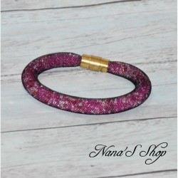 Bracelet résille tubulaire noire, perles de rocailles tons rose.