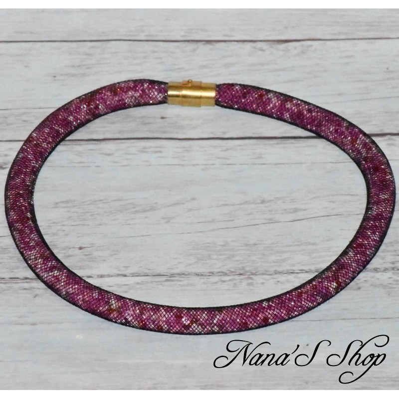 Collier résille tubulaire noire, perles de rocailles tons rose. Collier résille tubulaire noire, perles de rocailles tons rose.