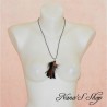 Collier cordon, pendentif plumes, coloris noir et rouge.