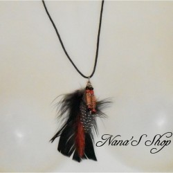 Collier cordon, pendentif plumes, coloris noir et rouge, détail.