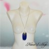 Long collier fantaisie, goutte, plume coloris bleu royal.