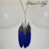 Long collier fantaisie, goutte, plume coloris bleu royal, détail.