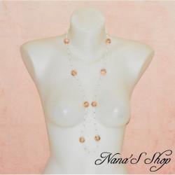 Long collier en perles de rocaille et pâte polymère, couleur corail pastel.