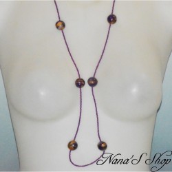 Long collier en perles de rocaille et pâte polymère, coloris violet et doré.