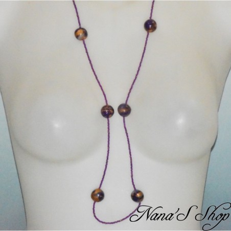 Long collier en perles de rocaille et pâte polymère, coloris violet et doré.